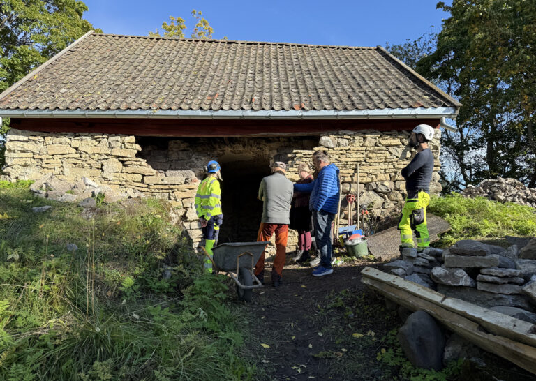 Utgravinger på Hoff prestegård: – Det finnes nesten ikke slike kjellere i Norge