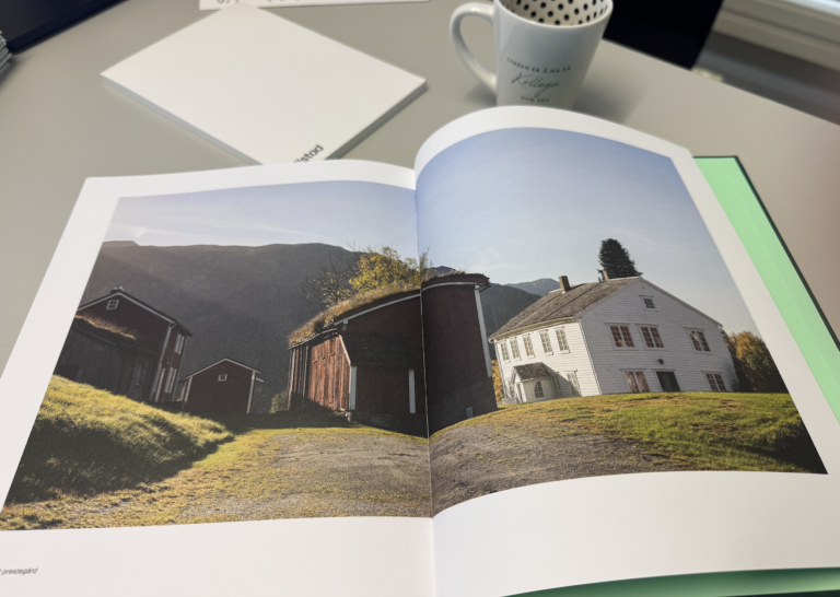 Vi har skrevet bok – og den er her nå!